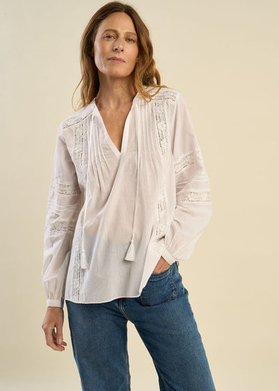 Blouse à col tunisien, macramé, dentelle et manches bouffantes