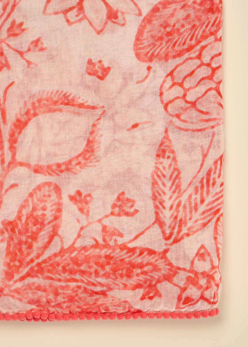 Foulard aux motifs floraux