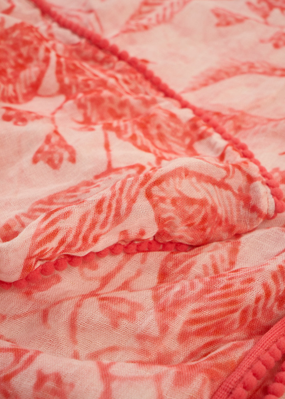 Foulard aux motifs floraux