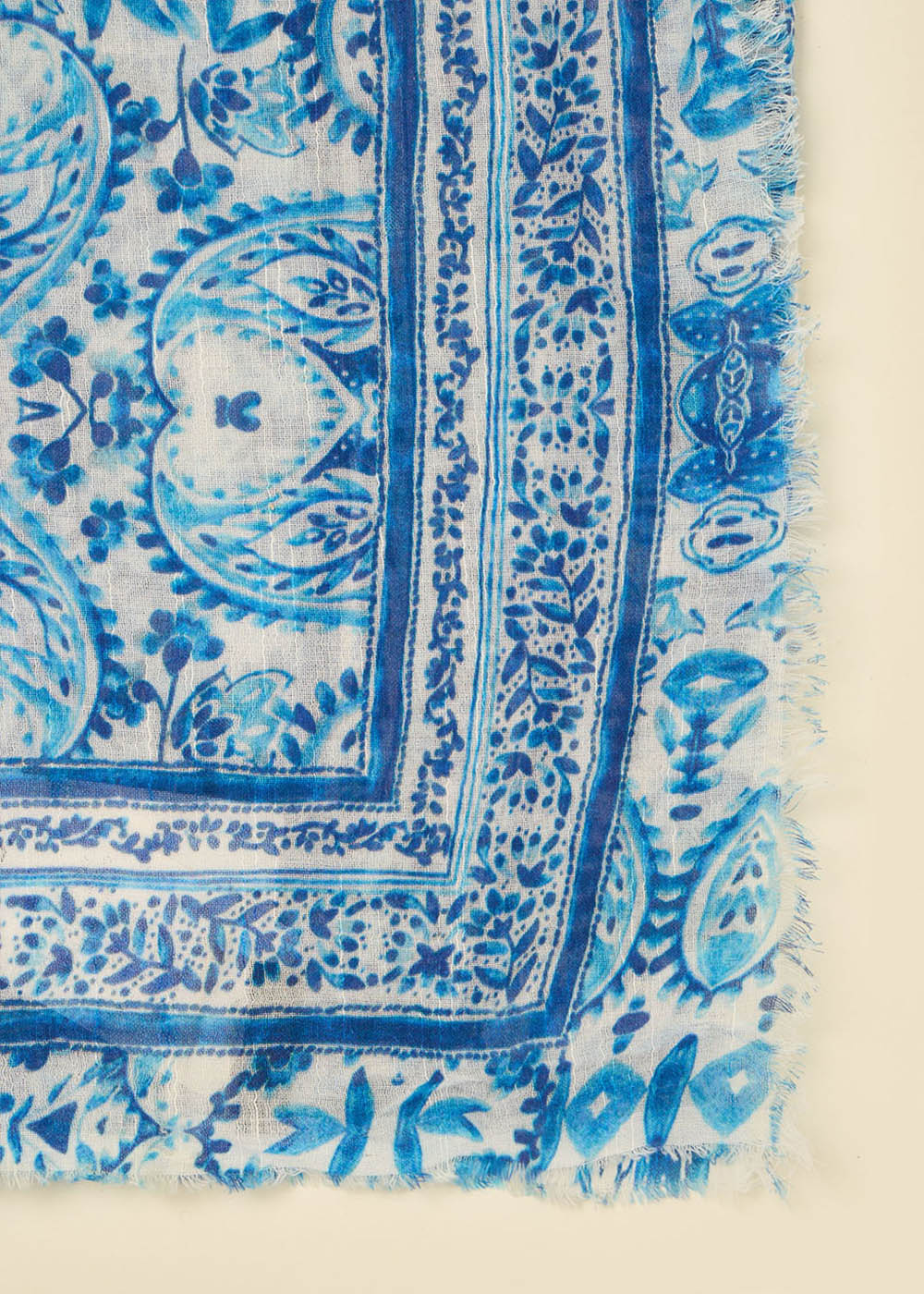 Foulard imprimé bleuté en coton