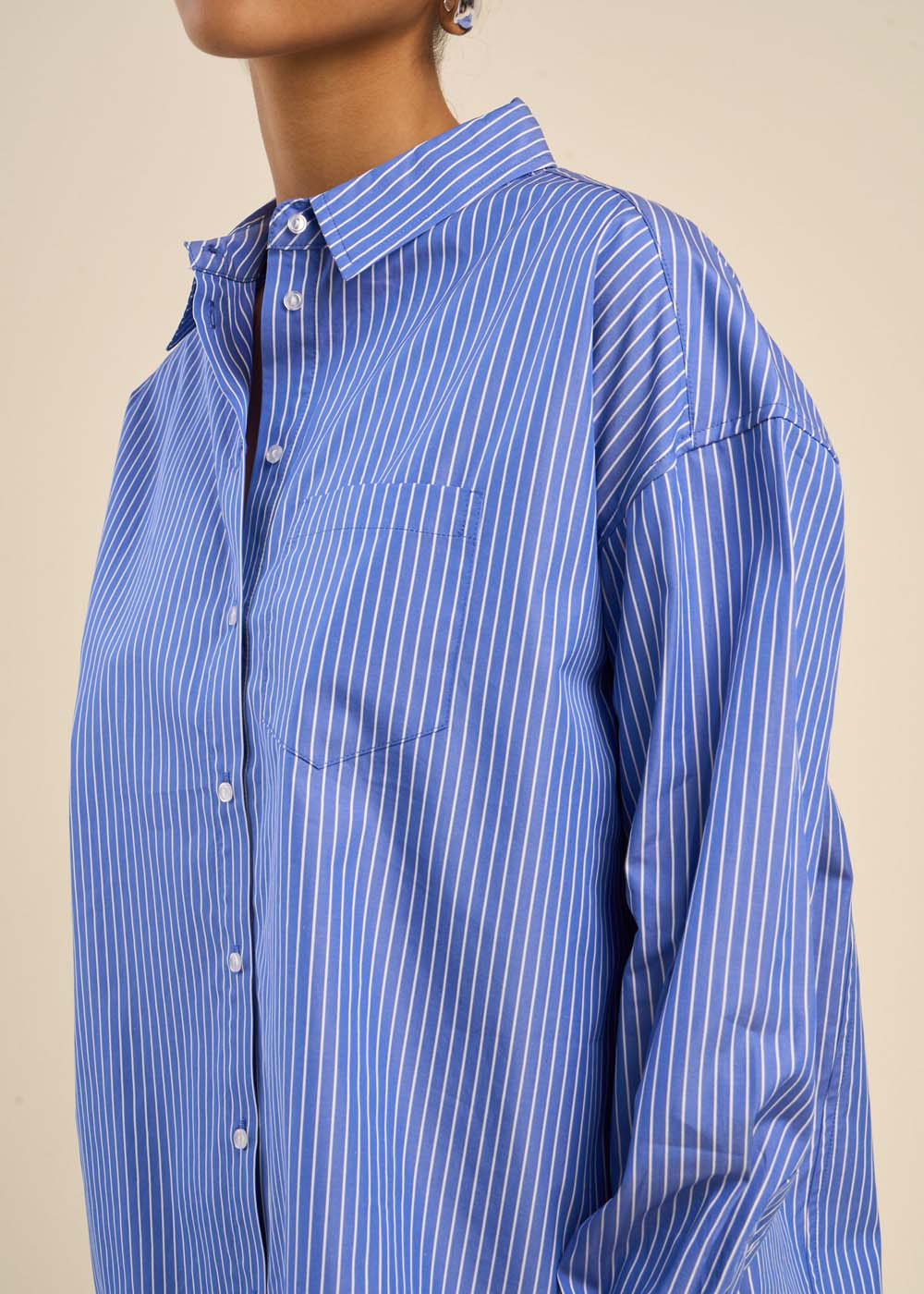 Chemise oversize à rayures bleues et blanches