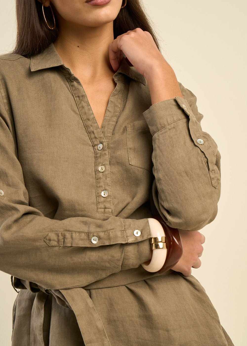 Robe chemise ceinturée à manches ajustables