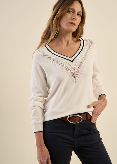 Pull col V avec détails ajourés et rayures contrastées
