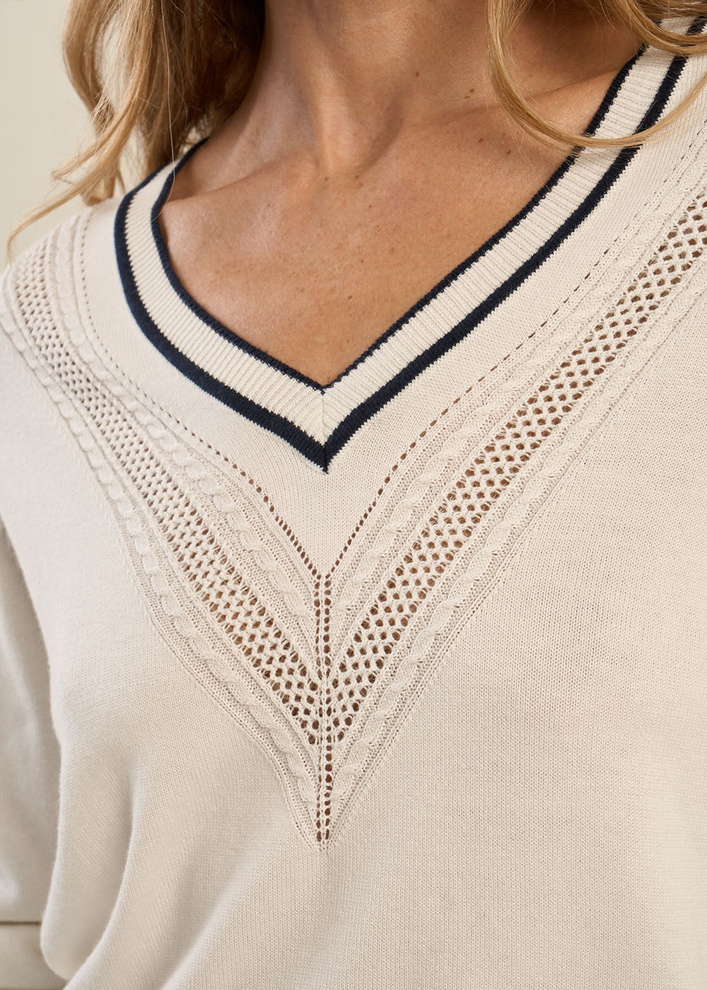 Pull col V avec détails ajourés et rayures contrastées