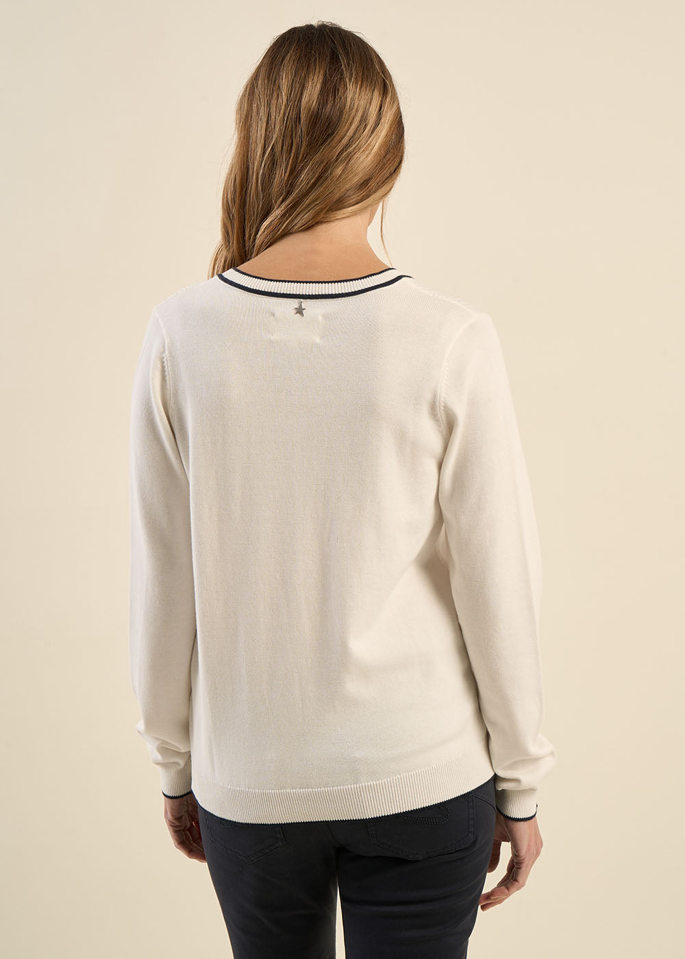 Pull col V avec détails ajourés et rayures contrastées