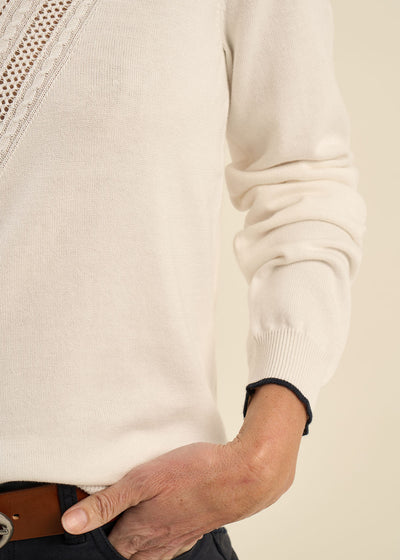 Pull col V avec détails ajourés et rayures contrastées