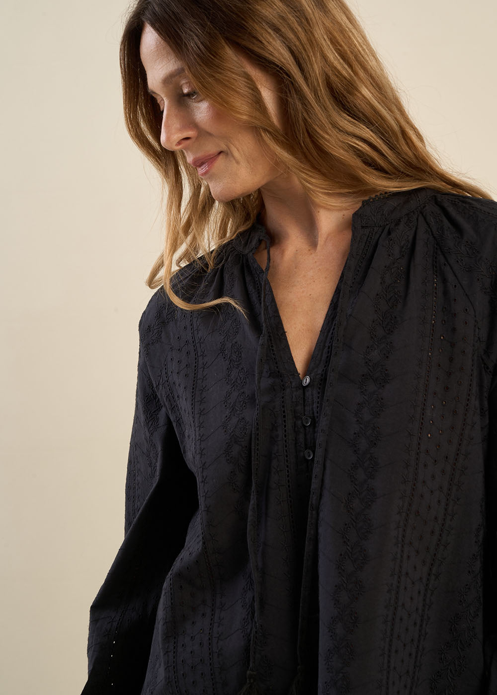 Blouse  brodée à encolure tunisienne boutonnée