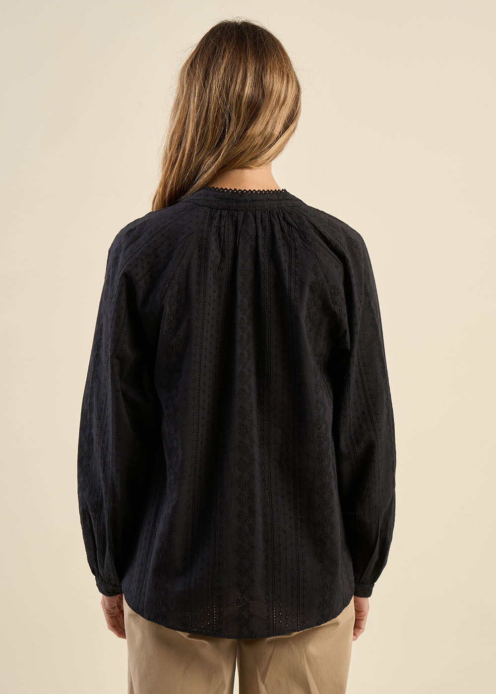 Blouse  brodée à encolure tunisienne boutonnée