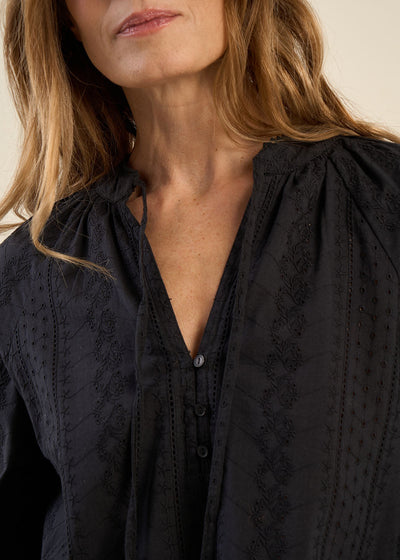 Blouse  brodée à encolure tunisienne boutonnée