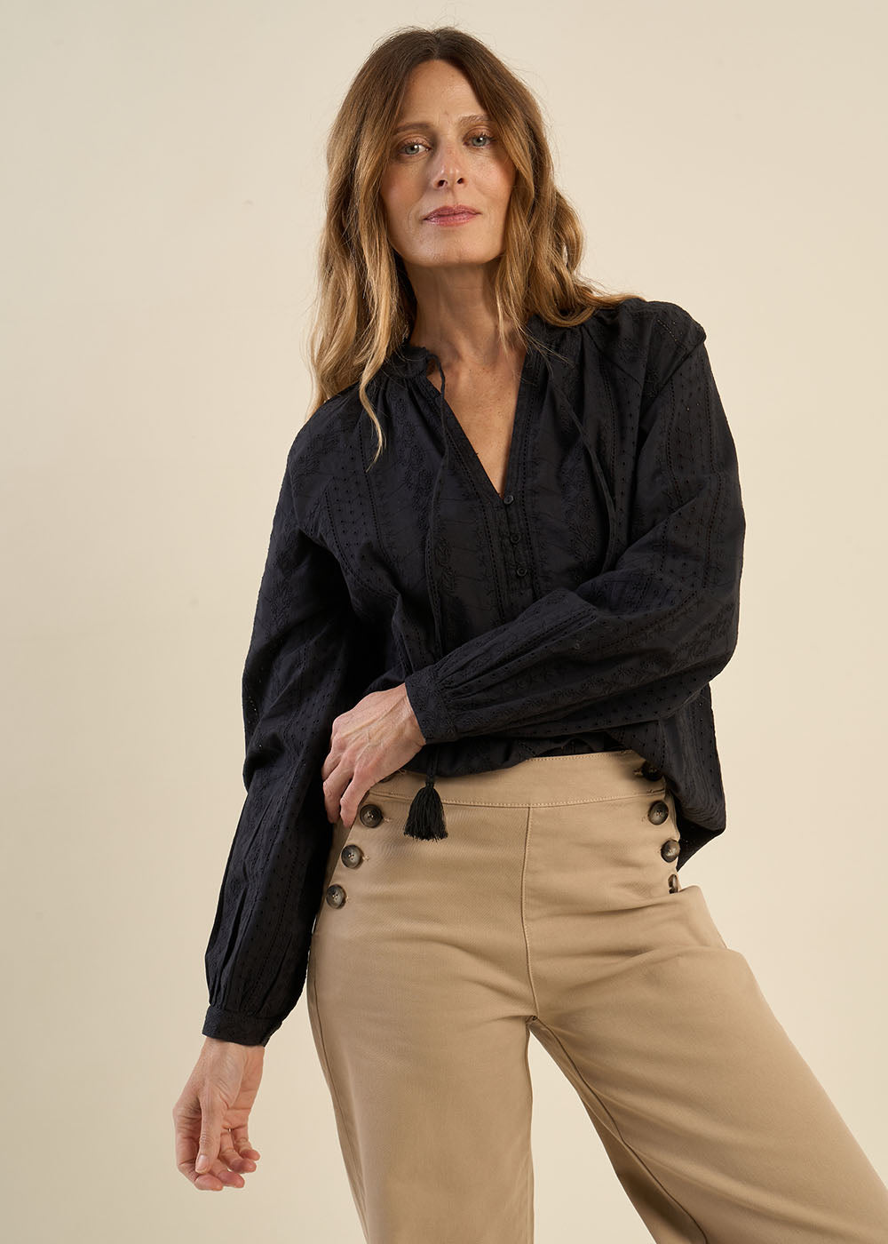 Blouse  brodée à encolure tunisienne boutonnée