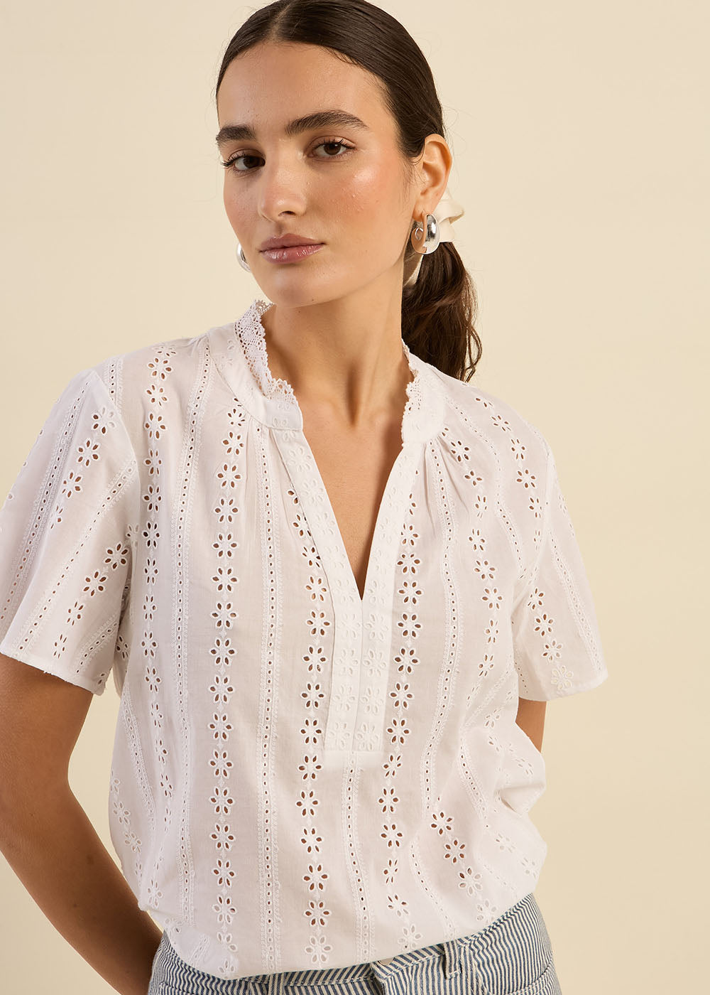 Blouse en broderie anglaise col volanté