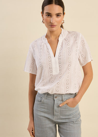 Blouse en broderie anglaise col volanté