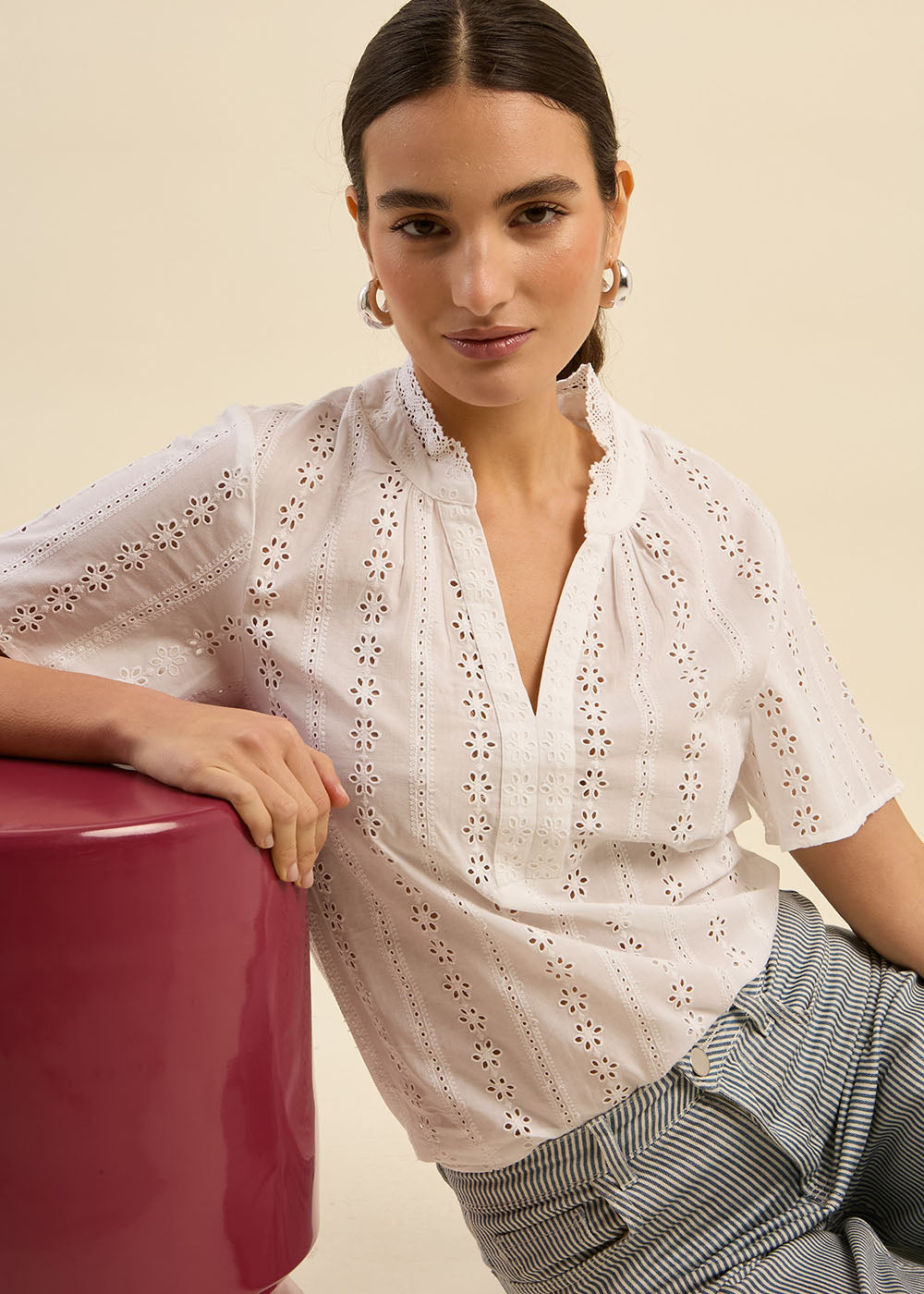 Blouse en broderie anglaise col volanté