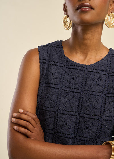 Robe en maille ajourée sans manches