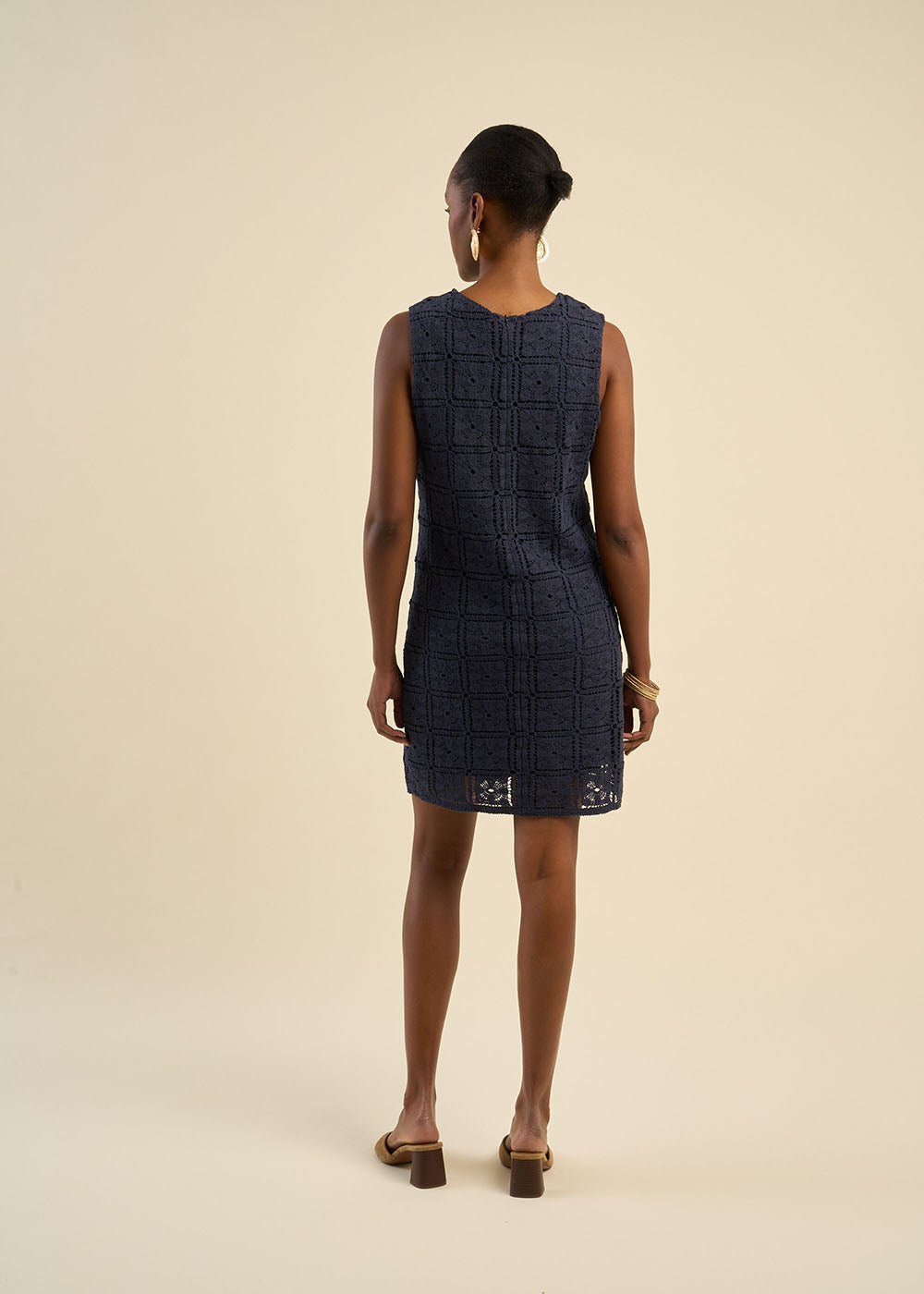 Robe en maille ajourée sans manches