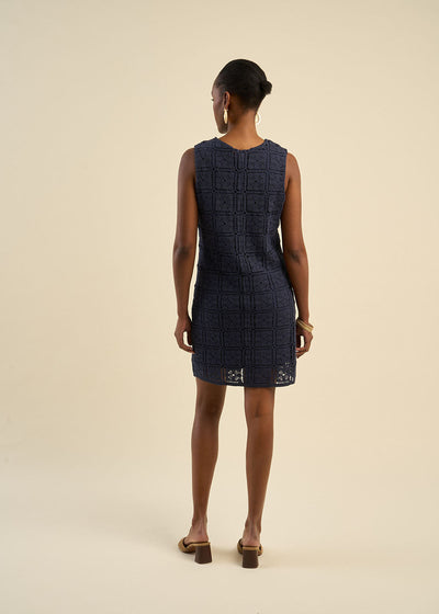 Robe en maille ajourée sans manches