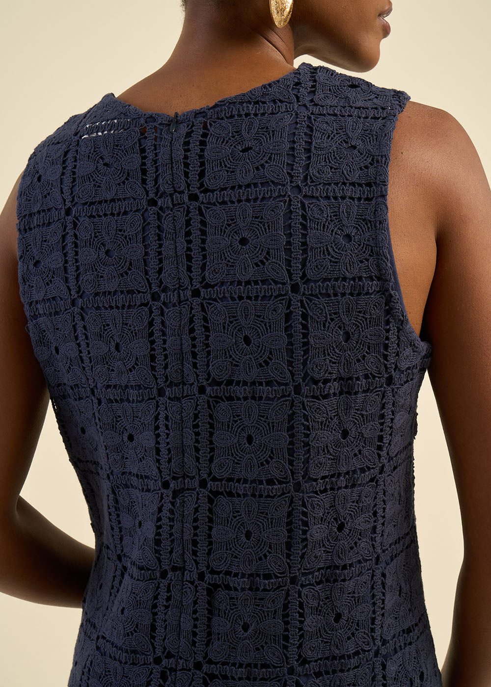 Robe en maille ajourée sans manches
