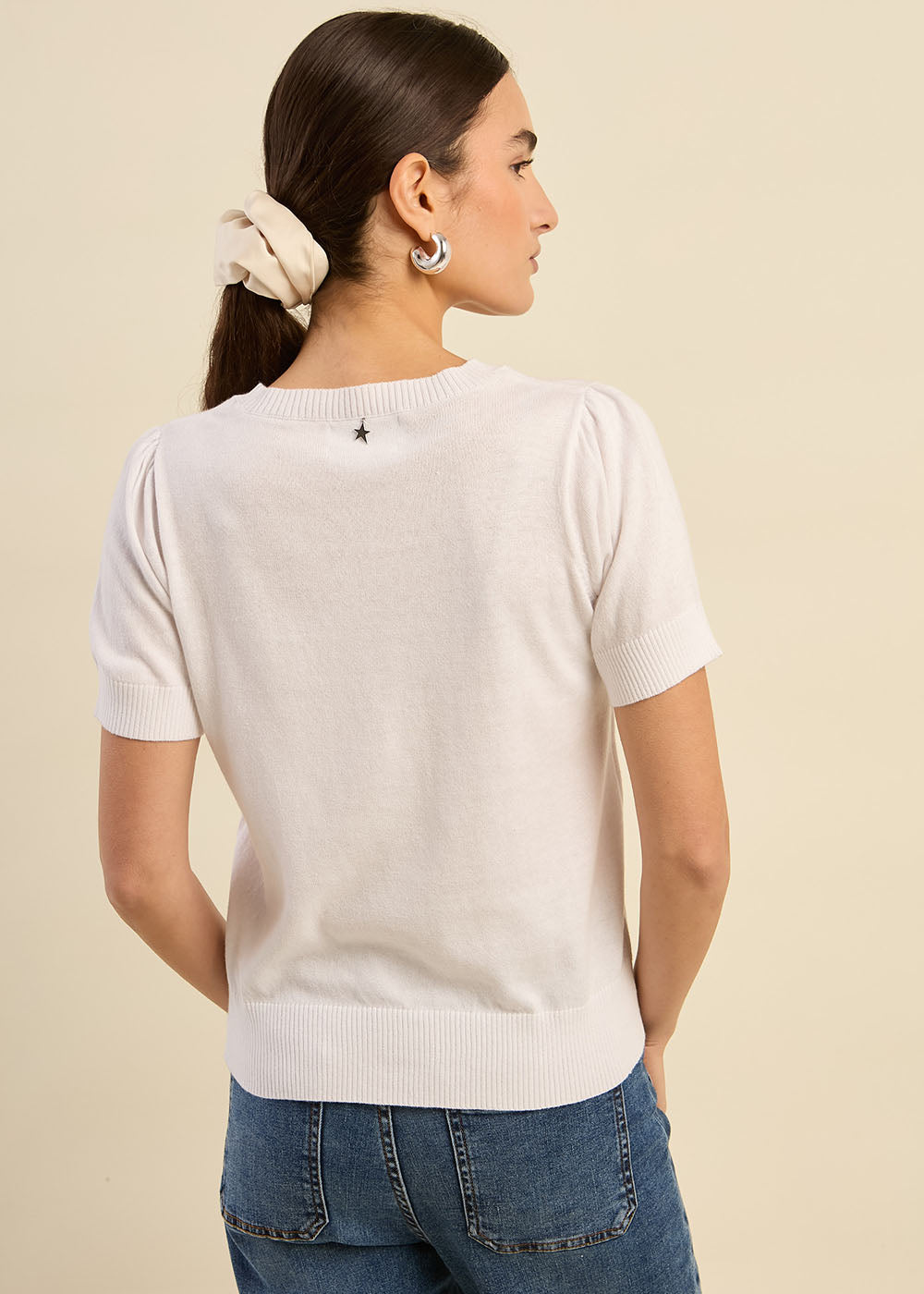 Pull à manches courtes avec épaules plissées