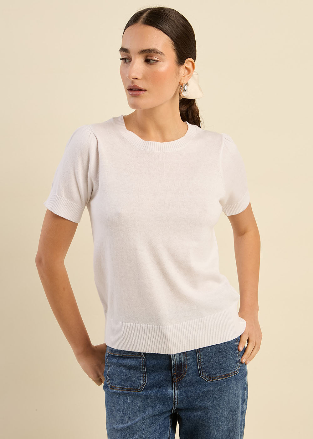 Pull à manches courtes avec épaules plissées