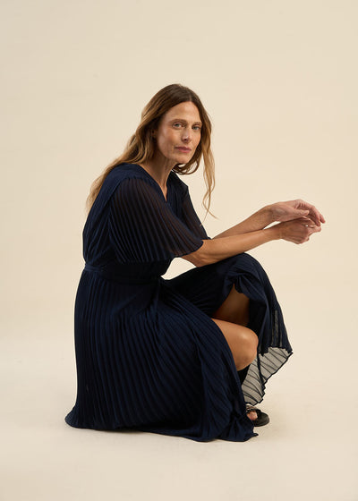 Robe mi-longue plissée à manches évasées