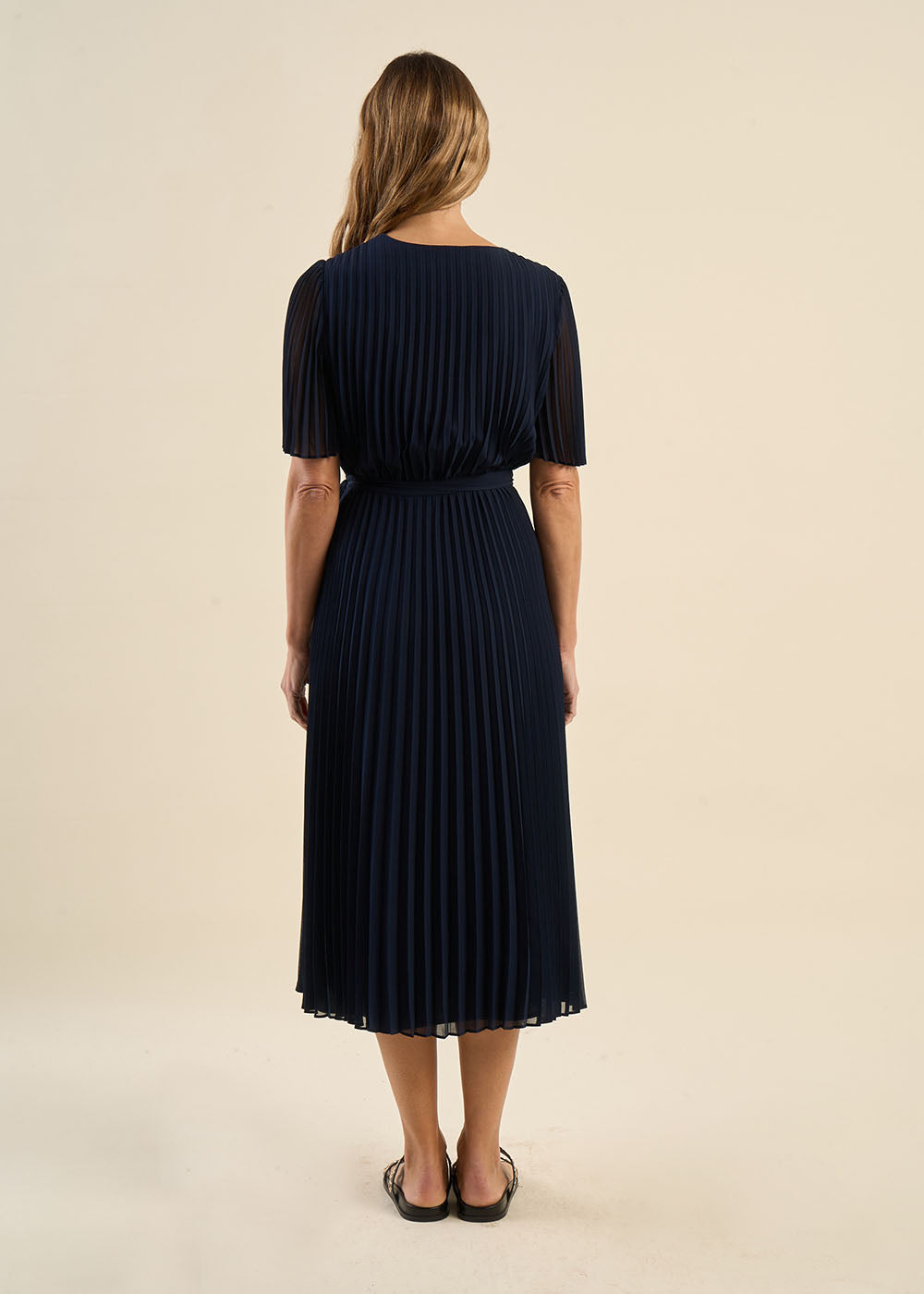 Robe mi-longue plissée à manches évasées