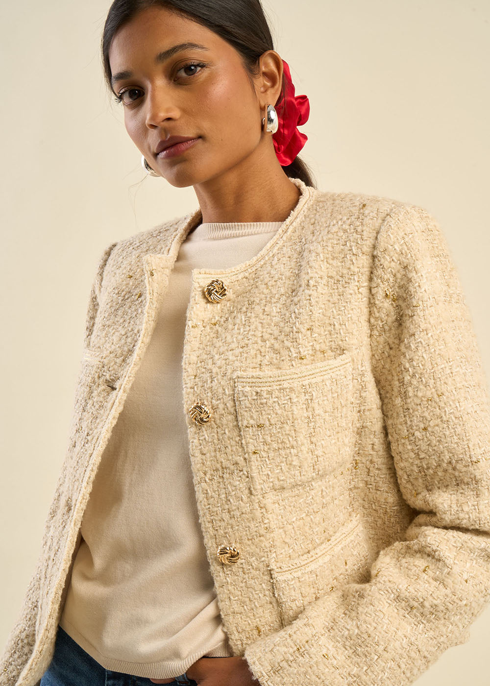 Veste en tweed et boutons bijoux