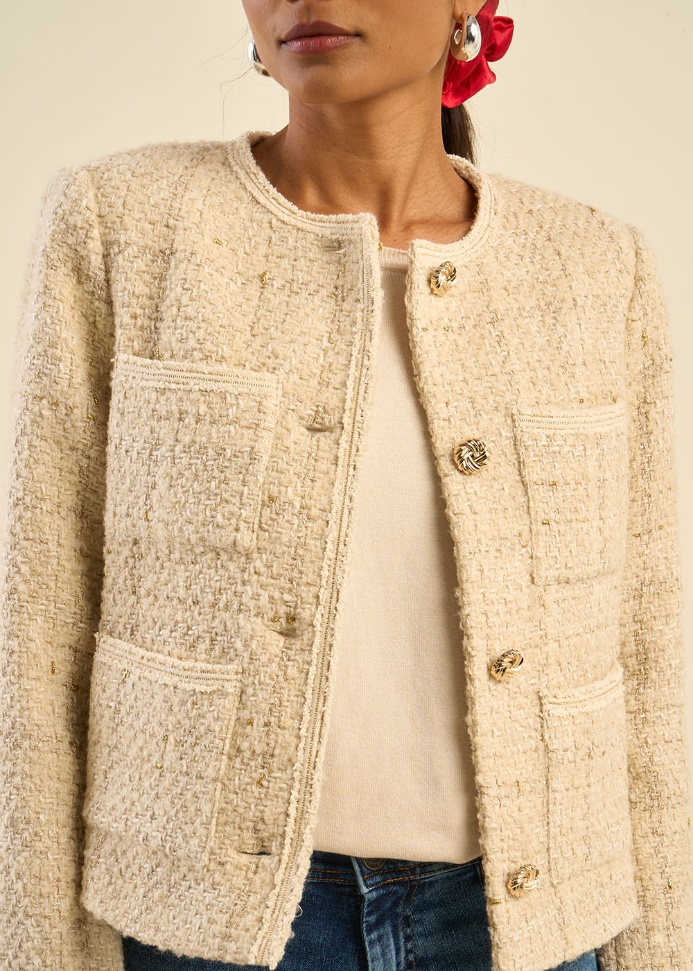 Veste en tweed et boutons bijoux