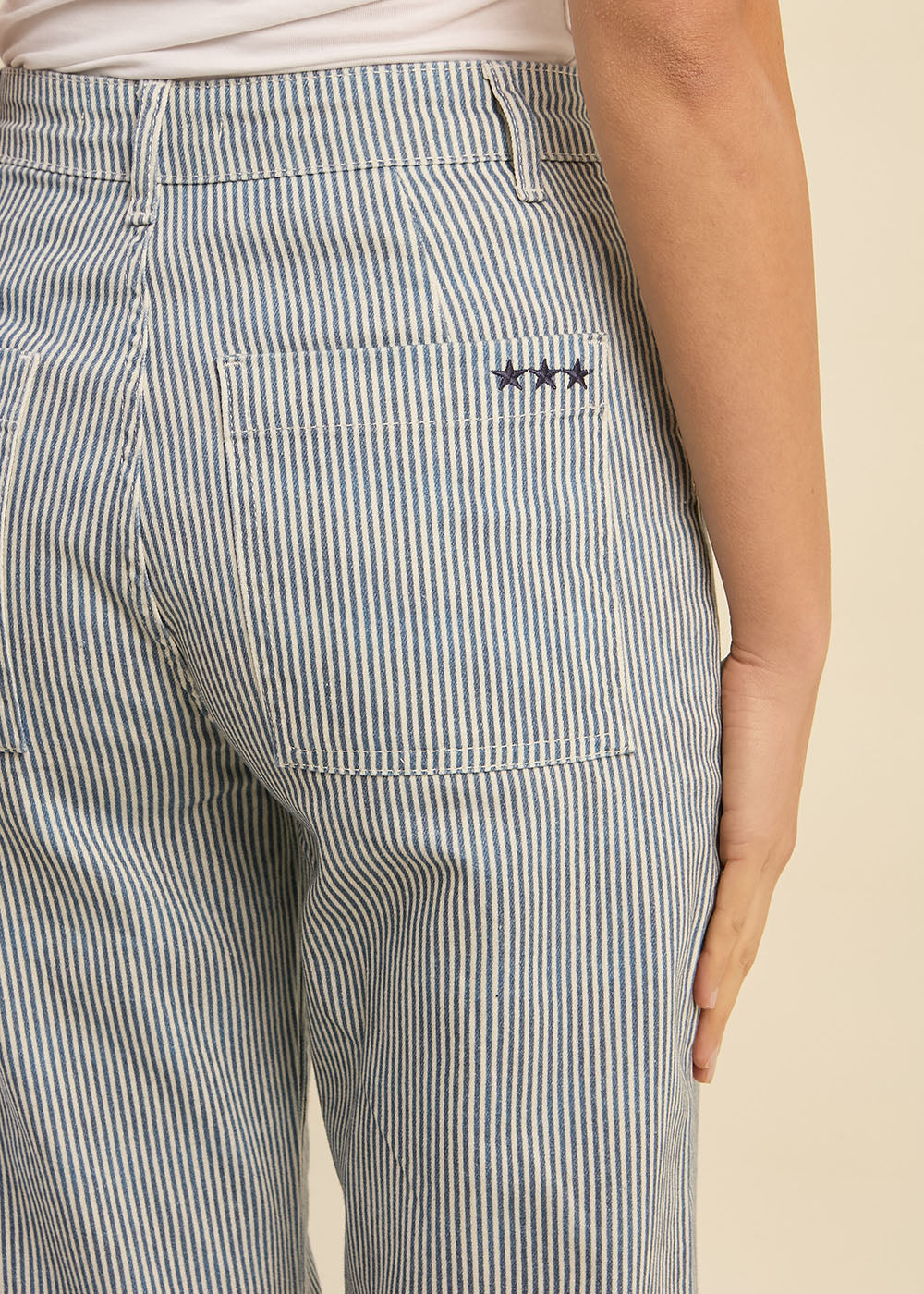 Pantalon droit et rayé à taille haute