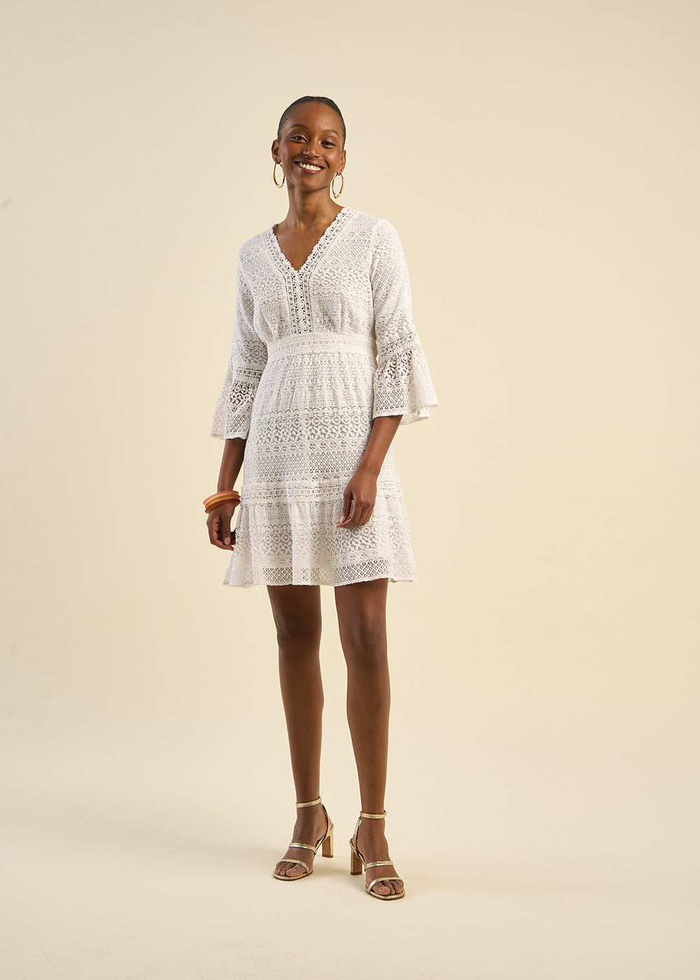 Robe courte décolleté V effet dentelle