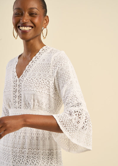 Robe courte décolleté V effet dentelle