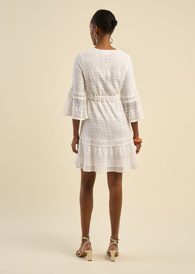 Robe courte décolleté V effet dentelle