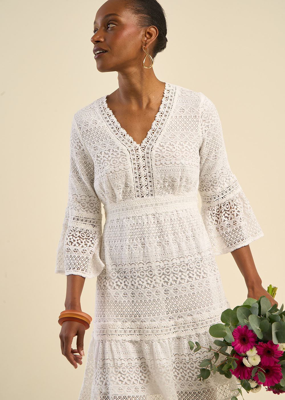 Robe courte décolleté V effet dentelle
