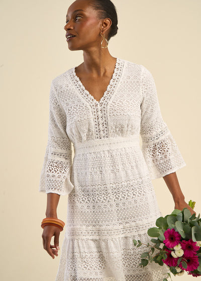 Robe courte décolleté V effet dentelle