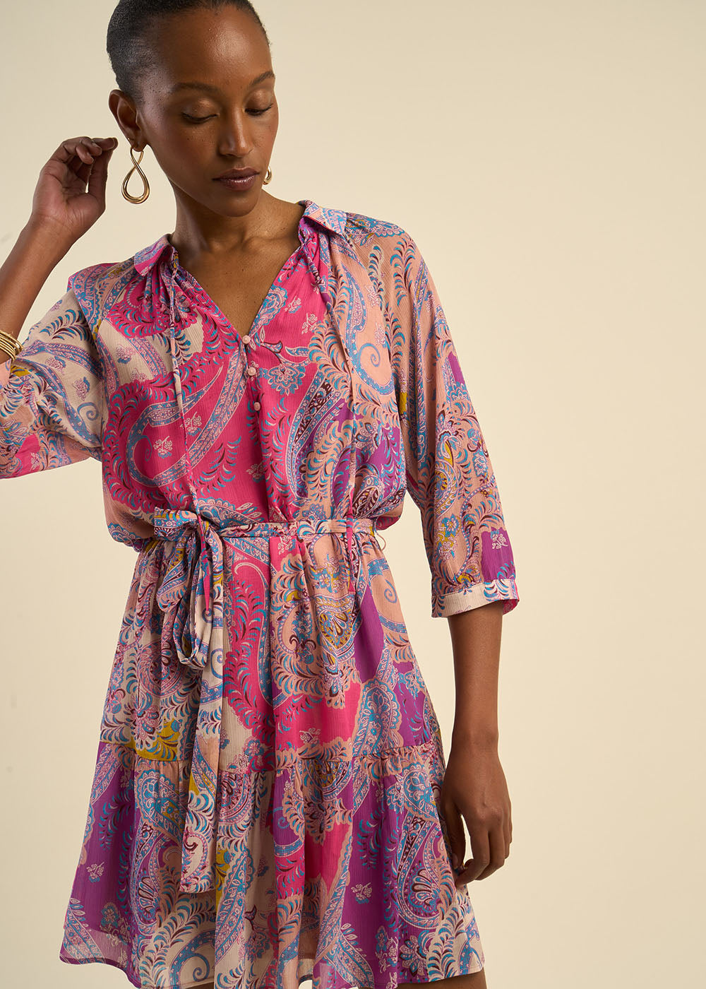 Robe courte ceinturée à motifs multicolores