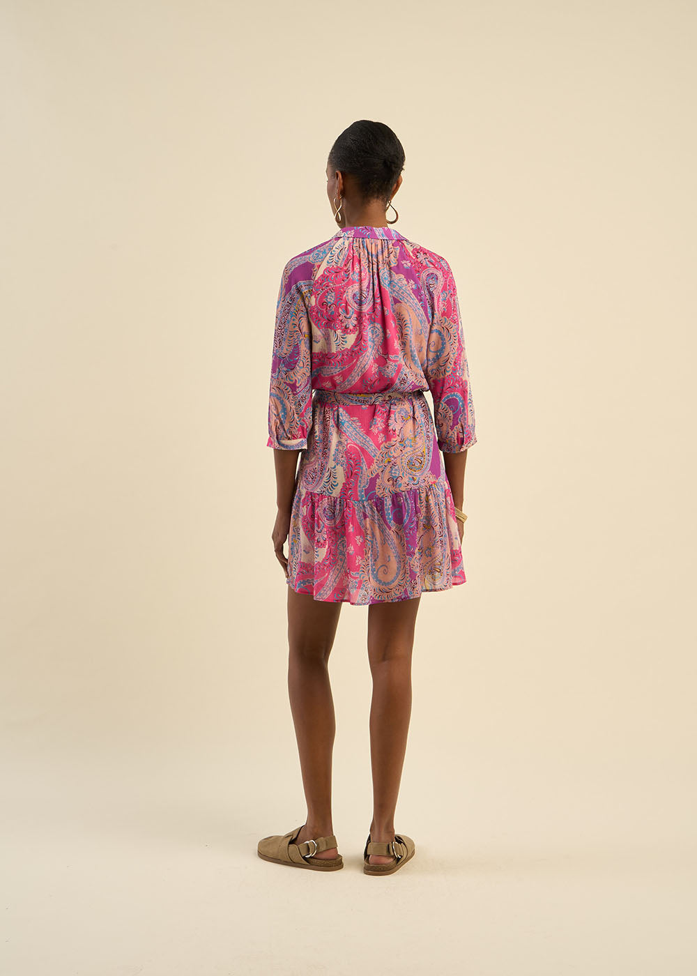 Robe courte ceinturée à motifs multicolores