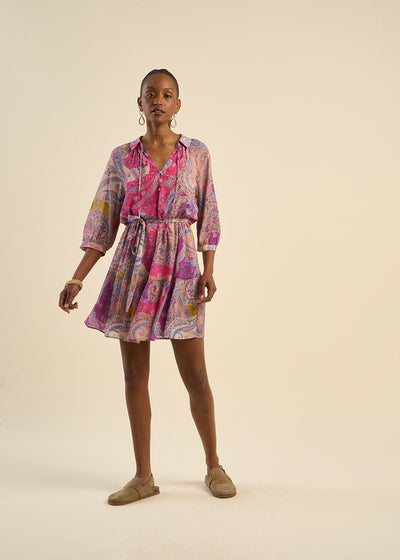 Robe courte ceinturée à motifs multicolores
