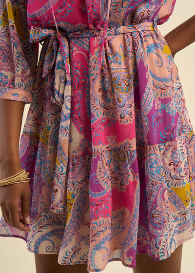 Robe courte ceinturée à motifs multicolores