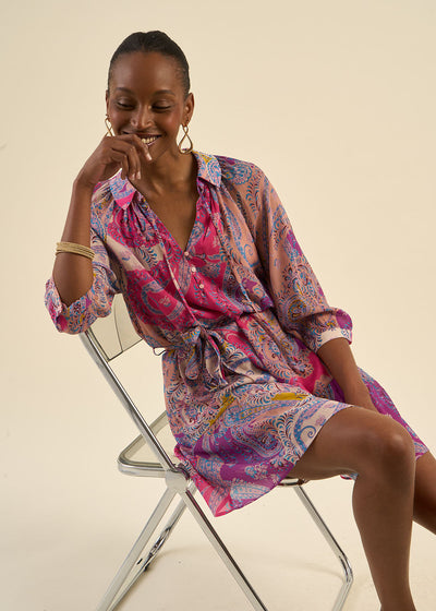 Robe courte ceinturée à motifs multicolores