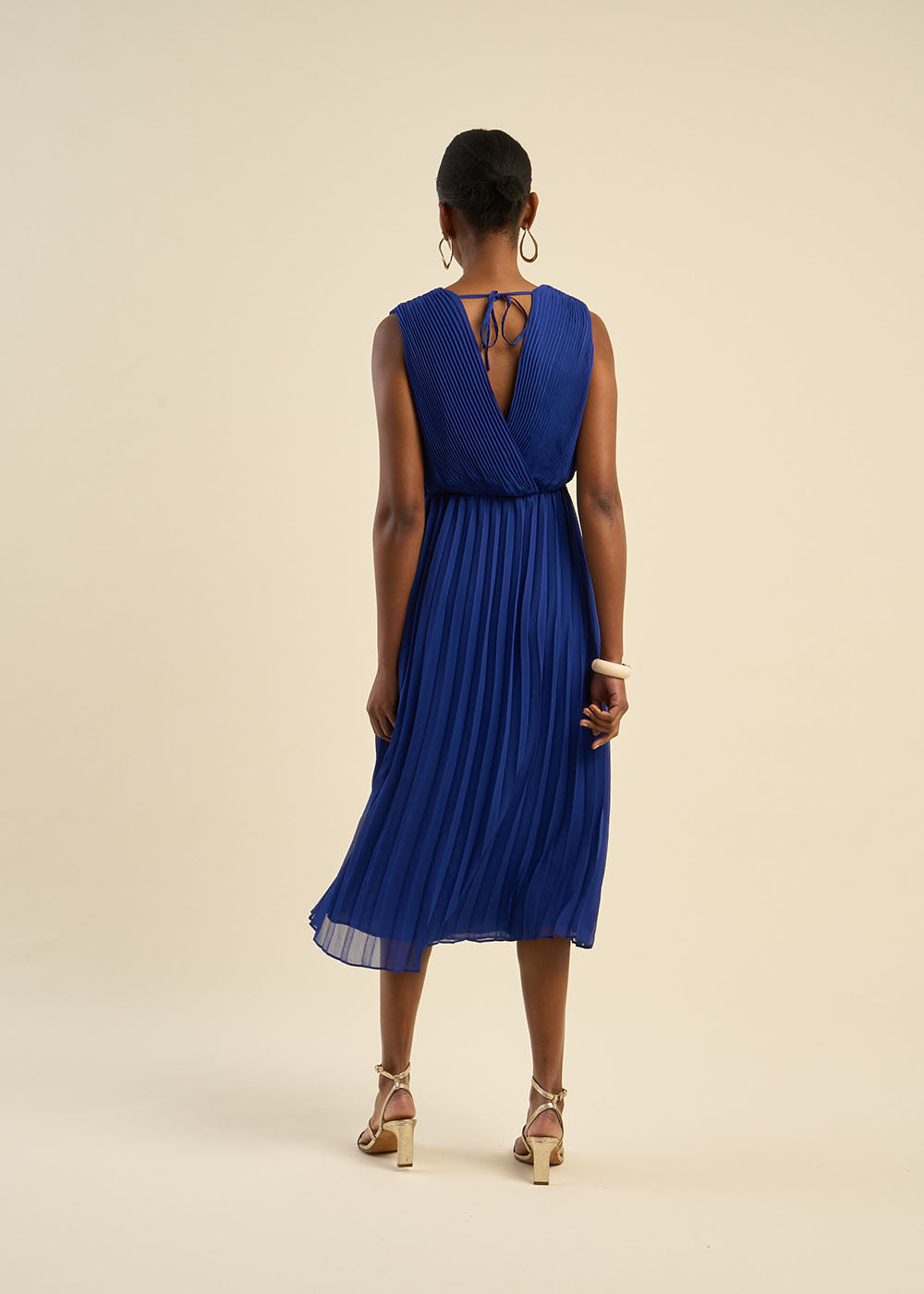 Robe longue plissée sans manches décolleté
