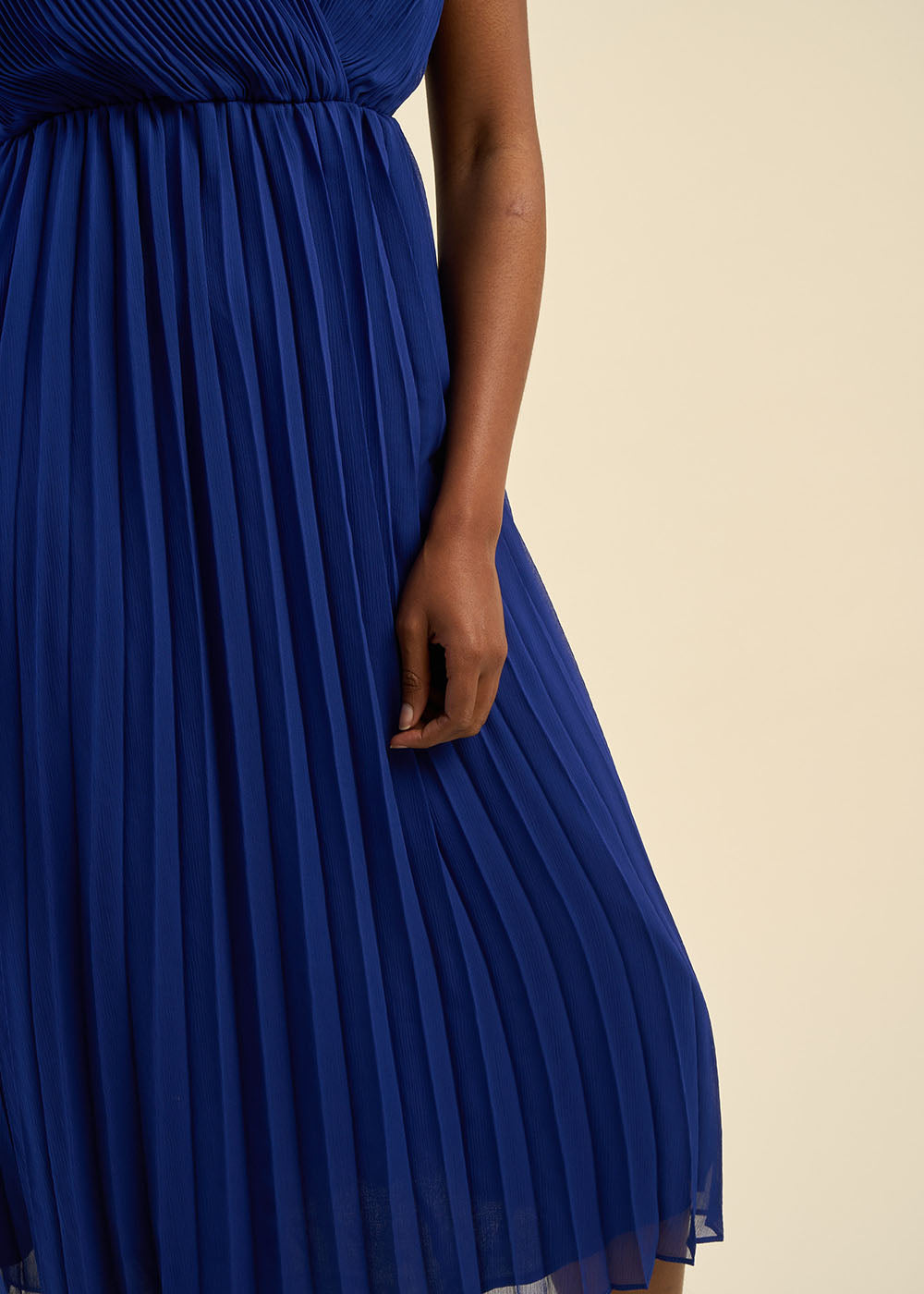 Robe longue plissée sans manches décolleté
