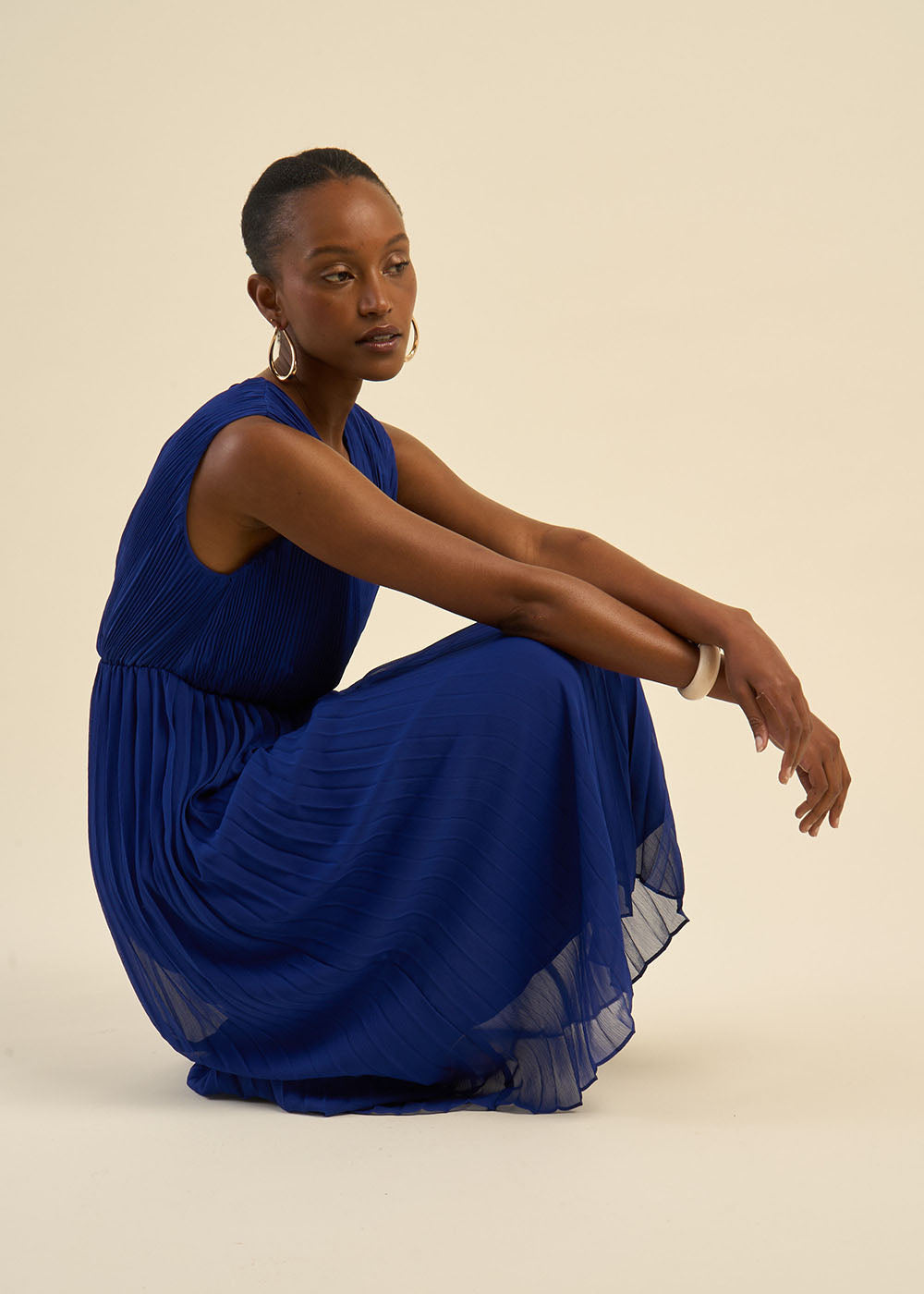 Robe longue plissée sans manches décolleté