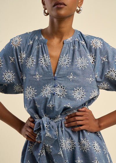 Robe courte brodée et ceinturée