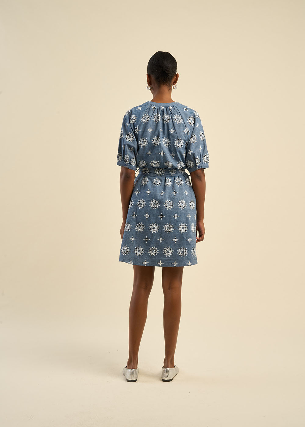 Robe courte brodée et ceinturée