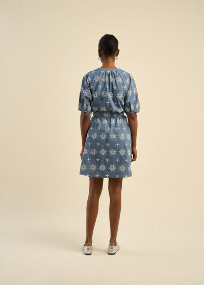 Robe courte brodée et ceinturée