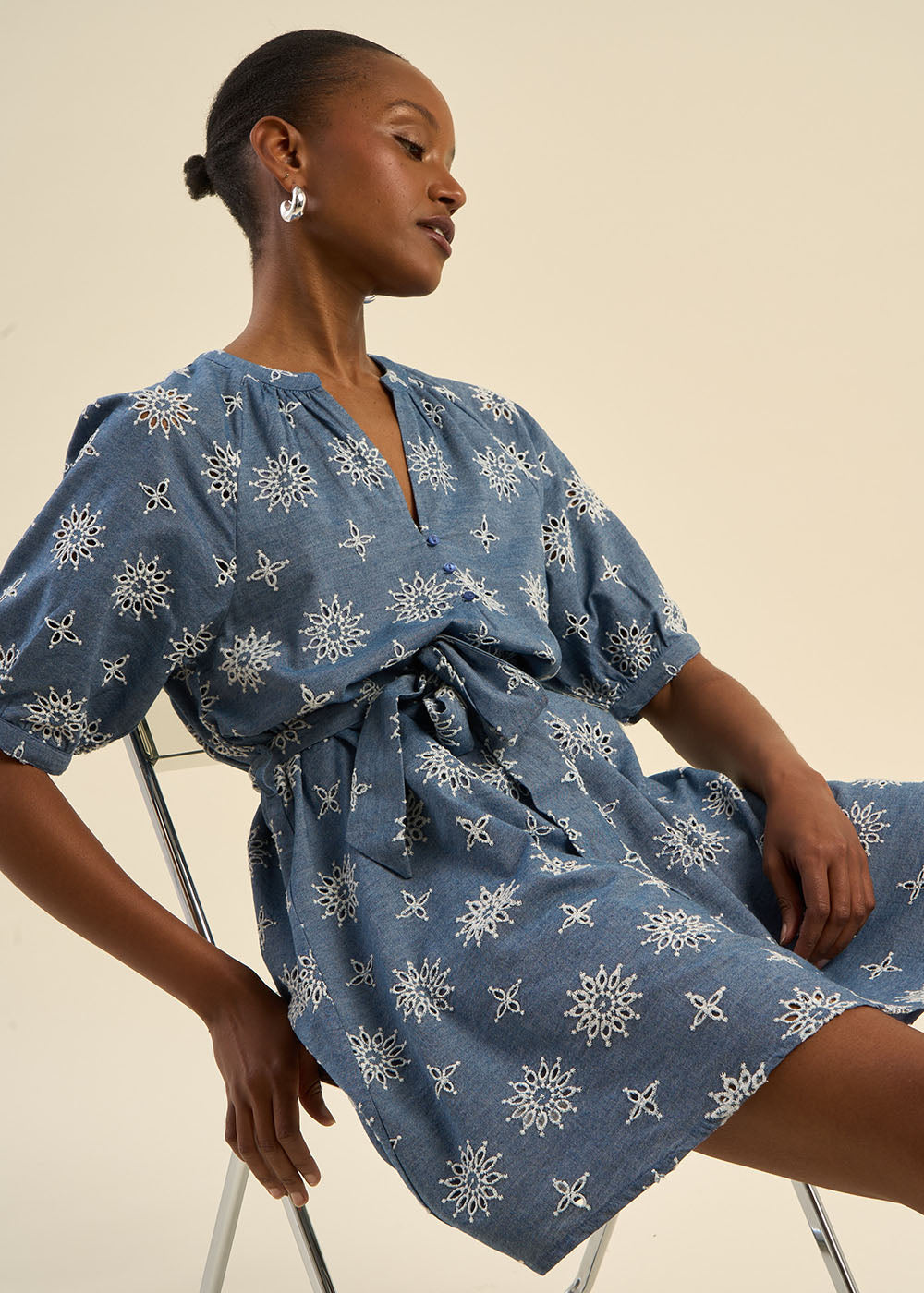 Robe courte brodée et ceinturée