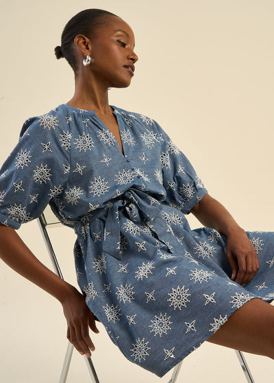 Robe courte brodée et ceinturée