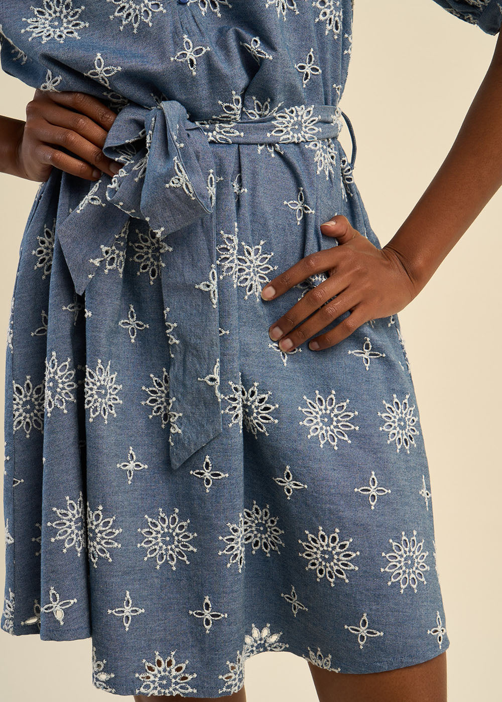 Robe courte brodée et ceinturée