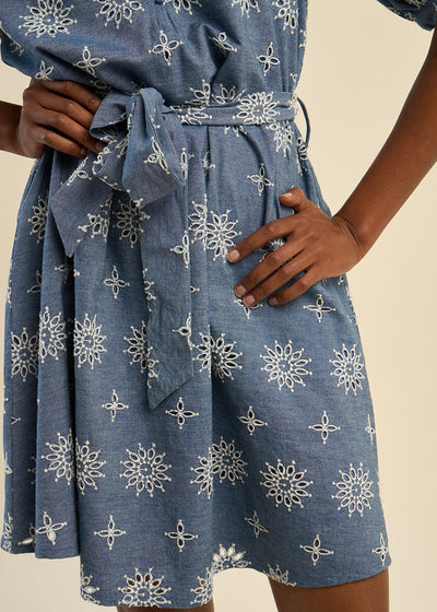 Robe courte brodée et ceinturée
