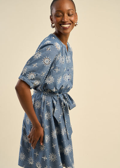 Robe courte brodée et ceinturée