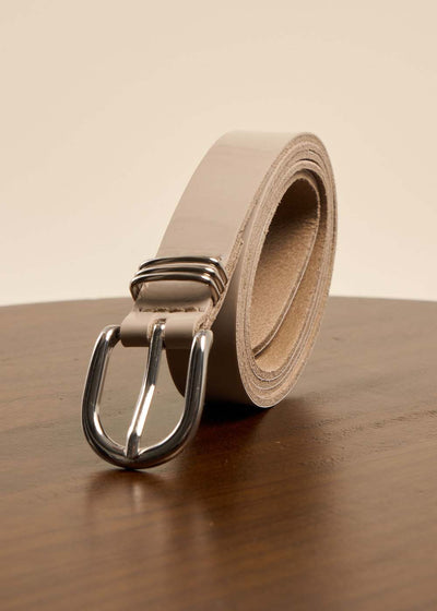 Ceinture en cuir avec une boucle en or